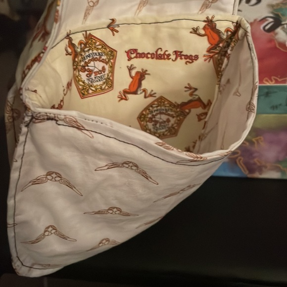 Harry Potter Quidditch’s snitch/HoneyDukes chocolate frog mini messenger bag kid - Picture 4 of 5